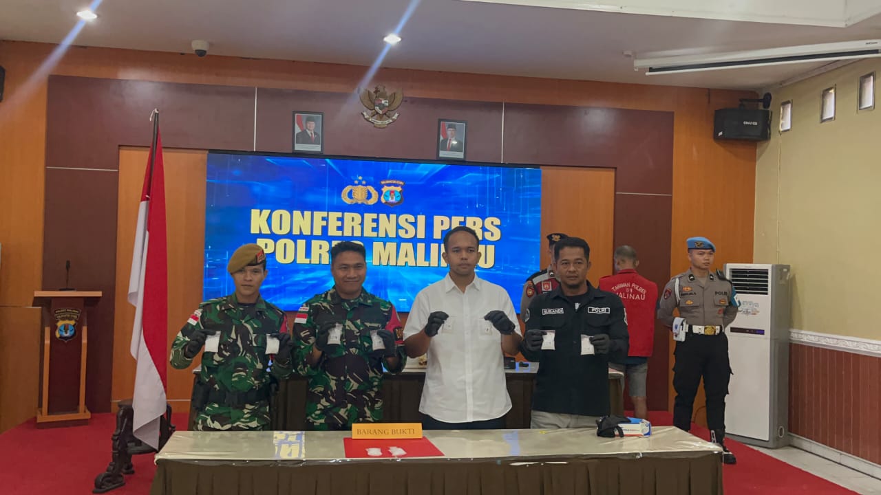 TNI-Polri Perbatasan RI-Mly Potong Aliran Setengah Kilogram Sabu di Jalur Perbatasan