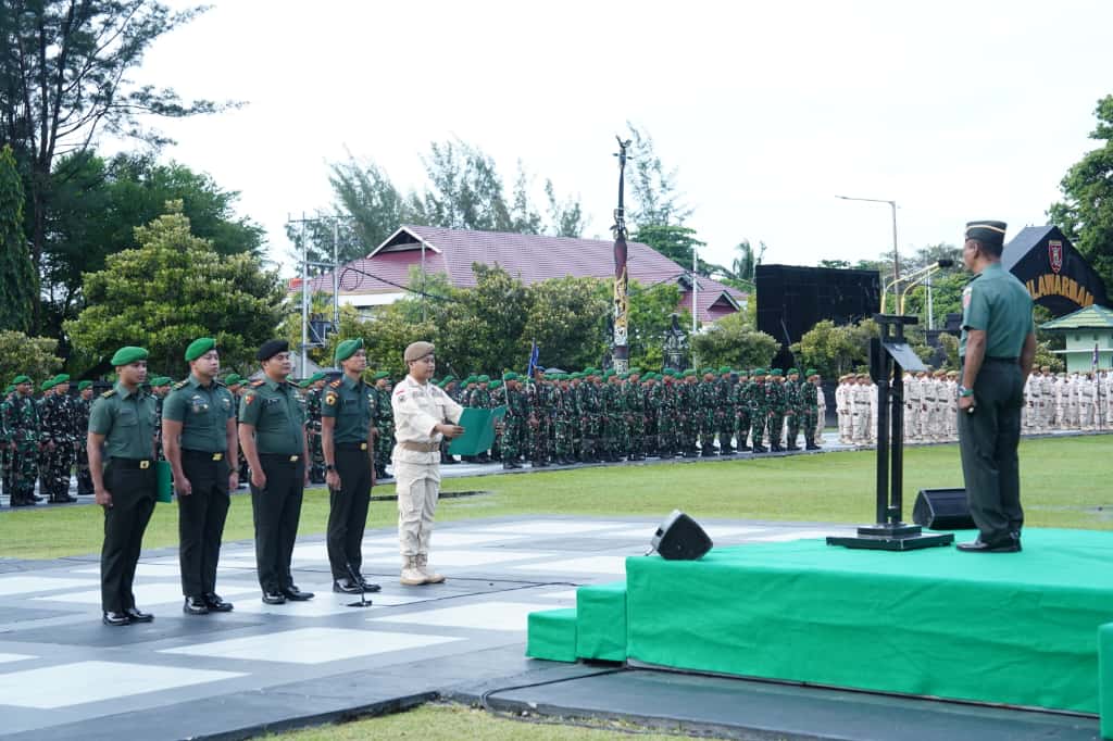 Upacara Bendera 17-an Kodam VI/Mulawarman Berlangsung Khidmat, Prajurit Berprestasi Terima Penghargaan