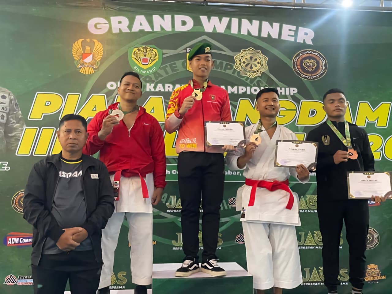 Kodam VI/Mulawarman Kembali Ukir Prestasi Lewat Empat Medali Karate di Bandung