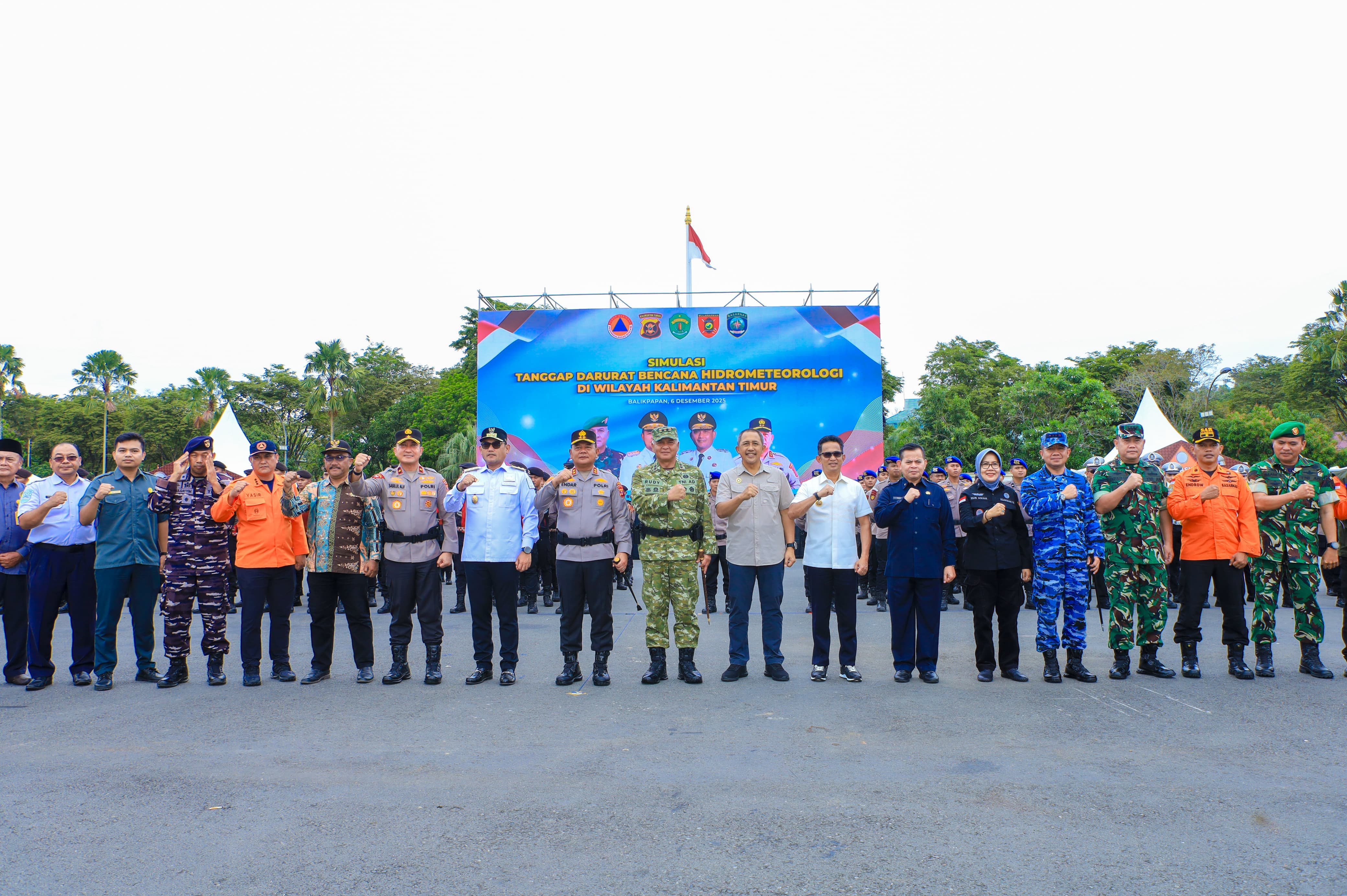 Pangdam VI/Mulawarman Tegaskan Dukungan Kesiapsiagaan Hadapi Bencana Hidrometeorologi pada Simulasi Penanggulangan Bencana Kaltim 2025