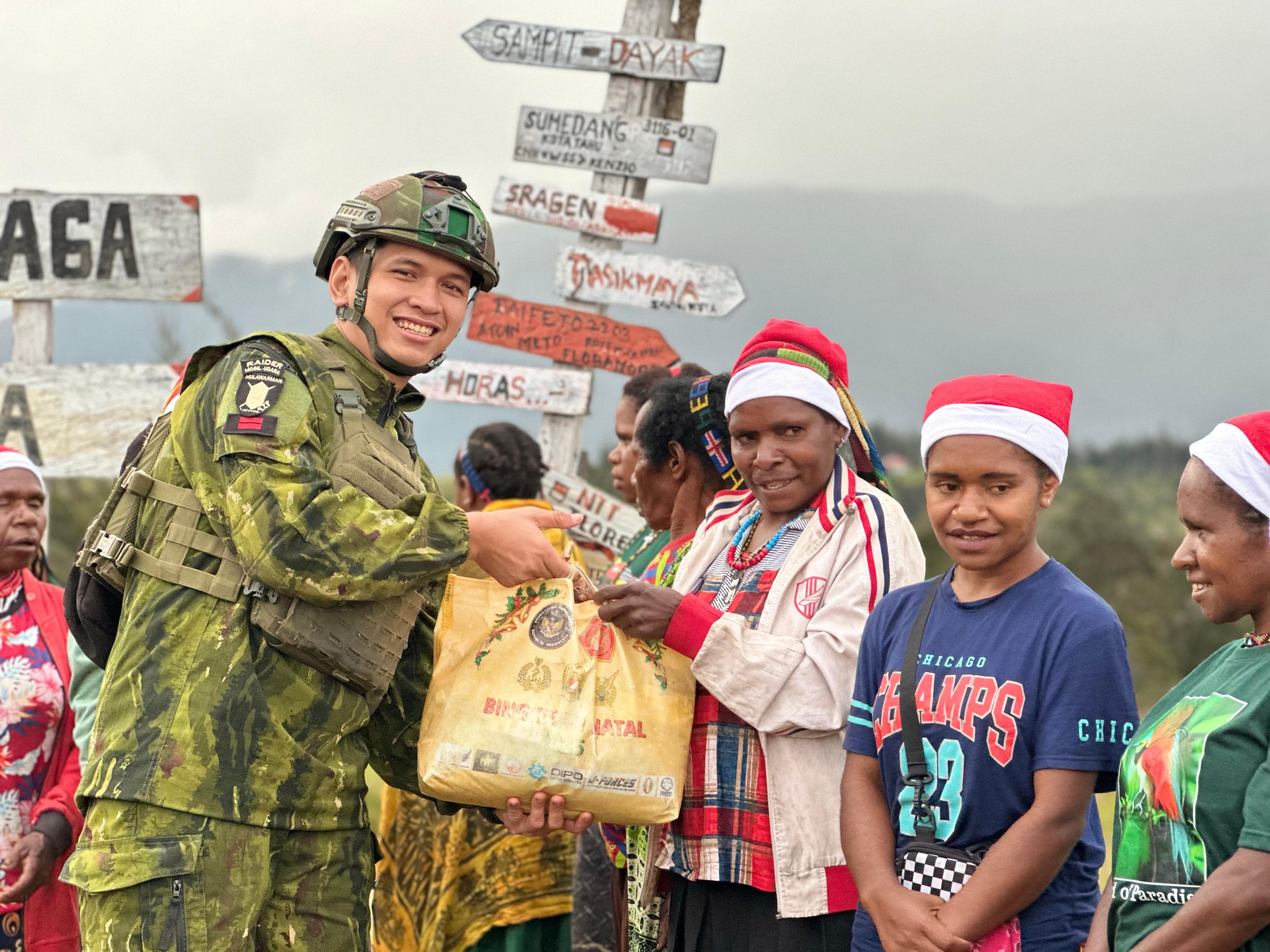 Yonif 600/Modang Meriahkan Natal di Ilaga Papua dengan Berbagi Kasih kepada Warga