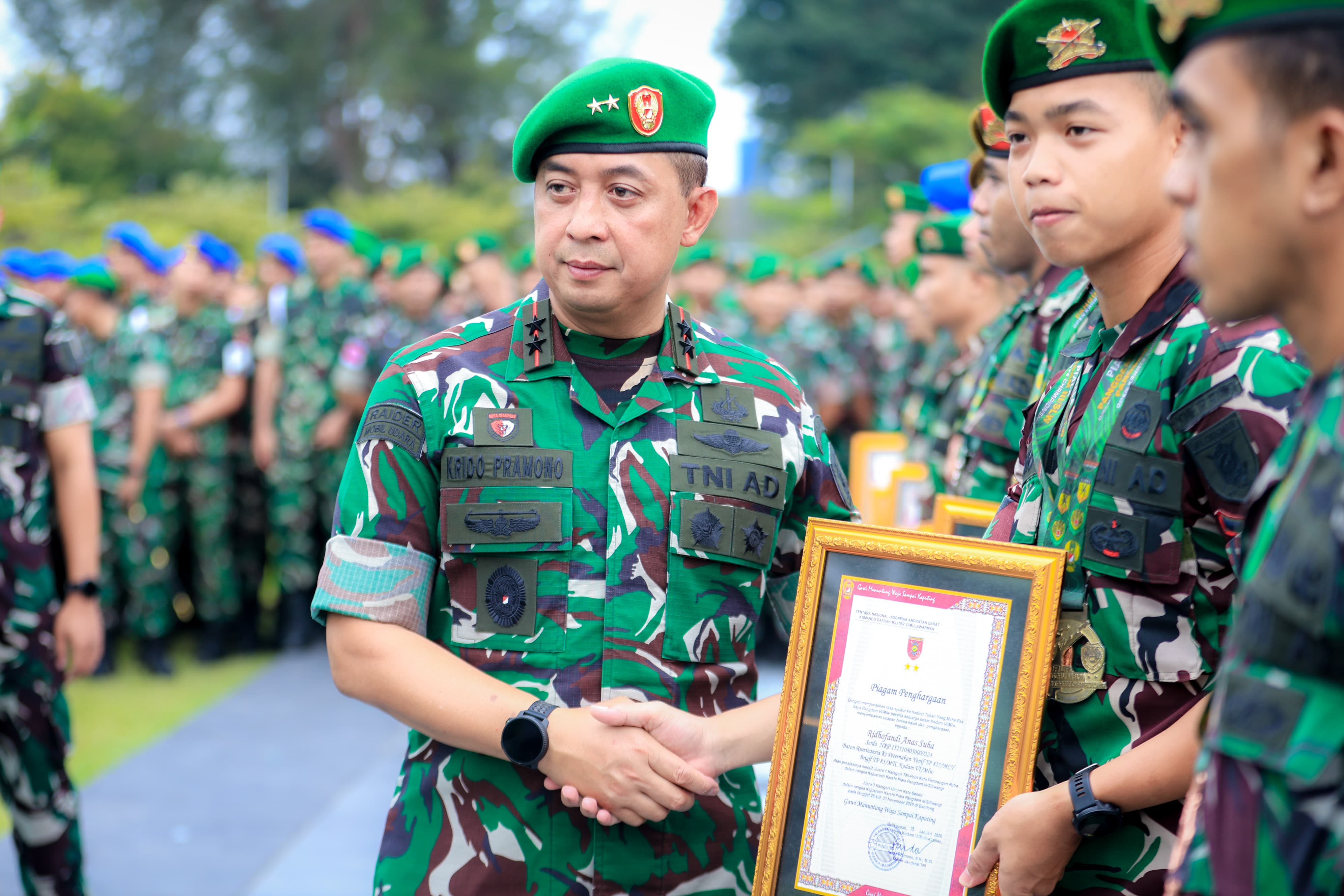 Penghargaan Pangdam VI/Mlw Kepada Para Prajurit Berprestasi.
