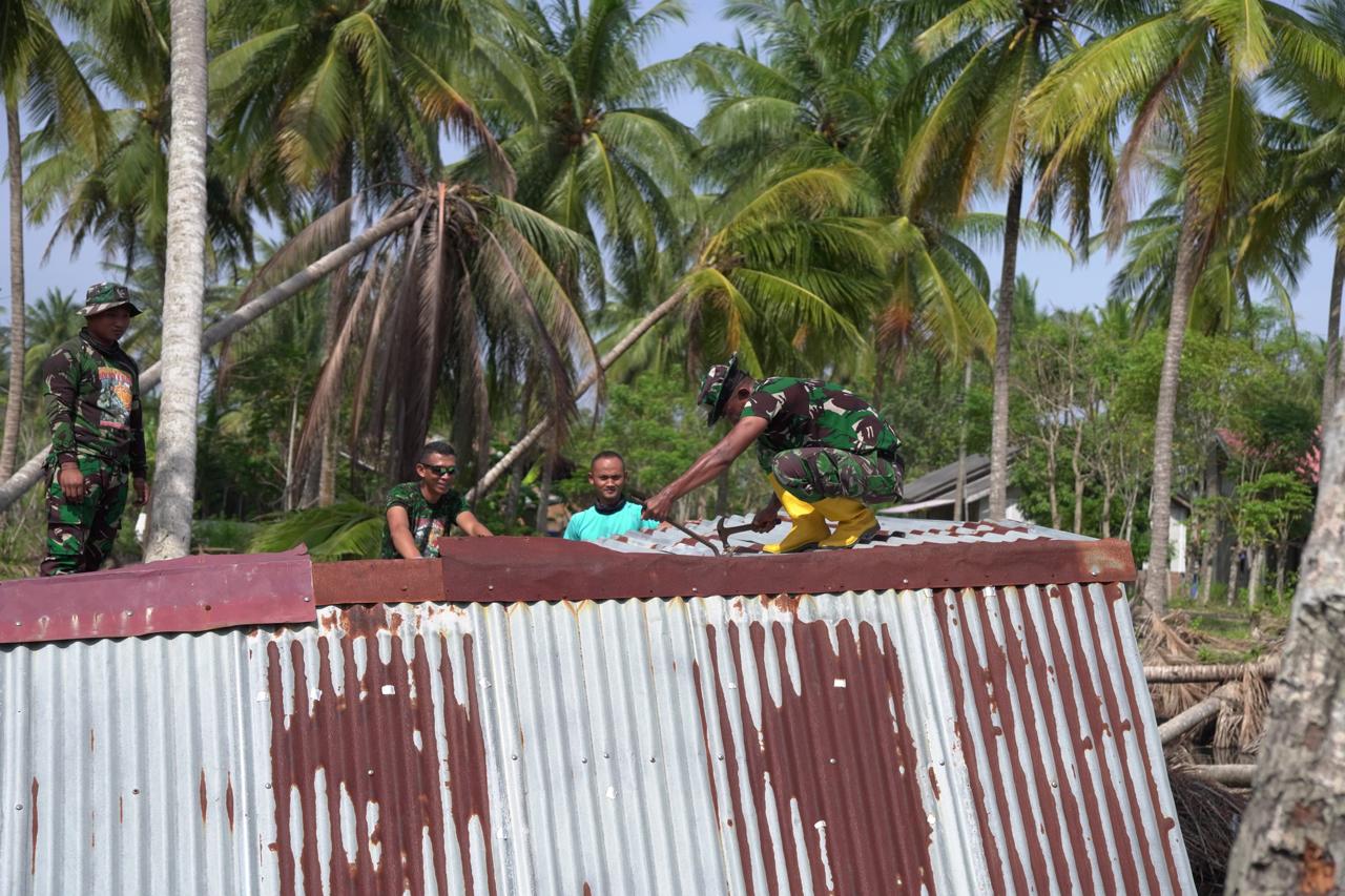 Yonzipur 17/AD dan Koramil Dewantara Bahu-Membahu Bersihkan Puing Banjir di Balai Pengajian, Aceh