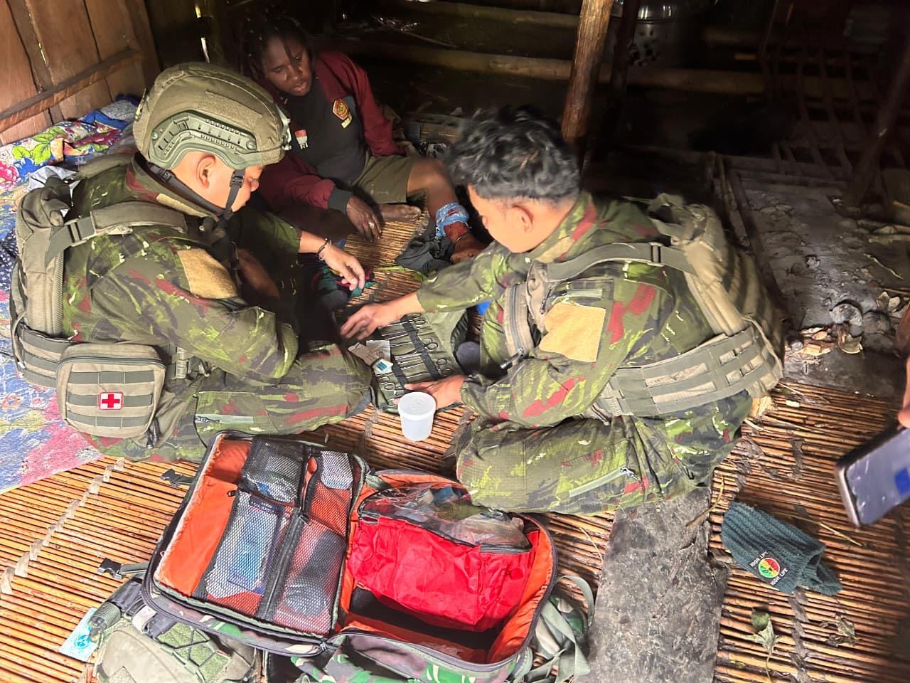 Peduli Kemanusiaan, Satgas Yonif 613/Raja Alam Evakuasi Warga Alami Luka Kaki