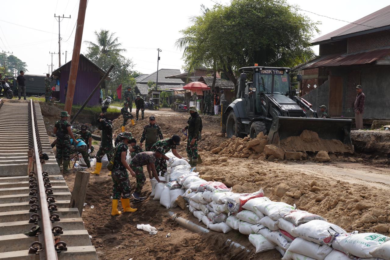 Satgas Yonzipur 17/AD Perbaiki Ruas Jalan Lintas Dewantara Pasca Bencana