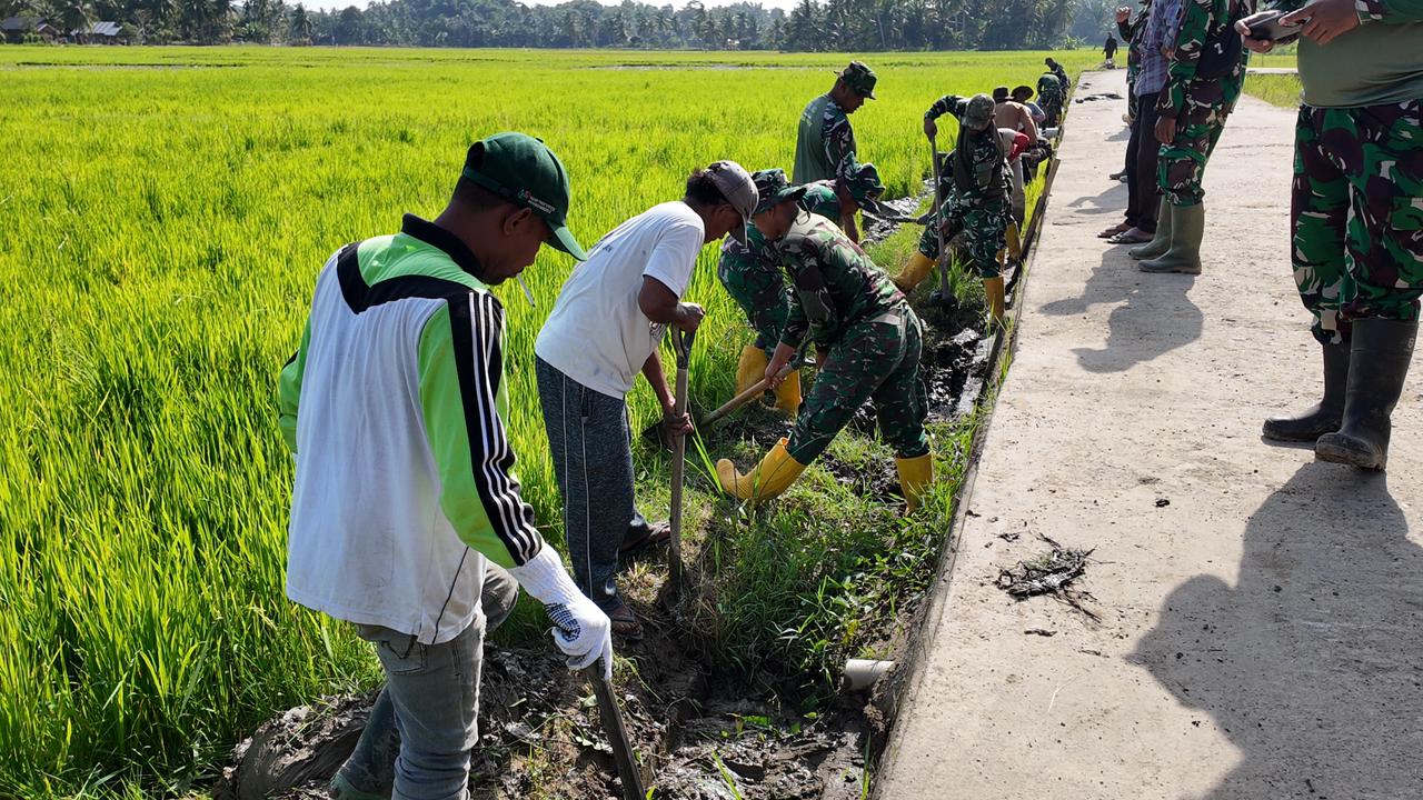 Yonzipur 17/AD Laksanakan Pembersihan Irigasi di Desa Teupin Banja, Dukung Percepatan Penanggulangan Bencana