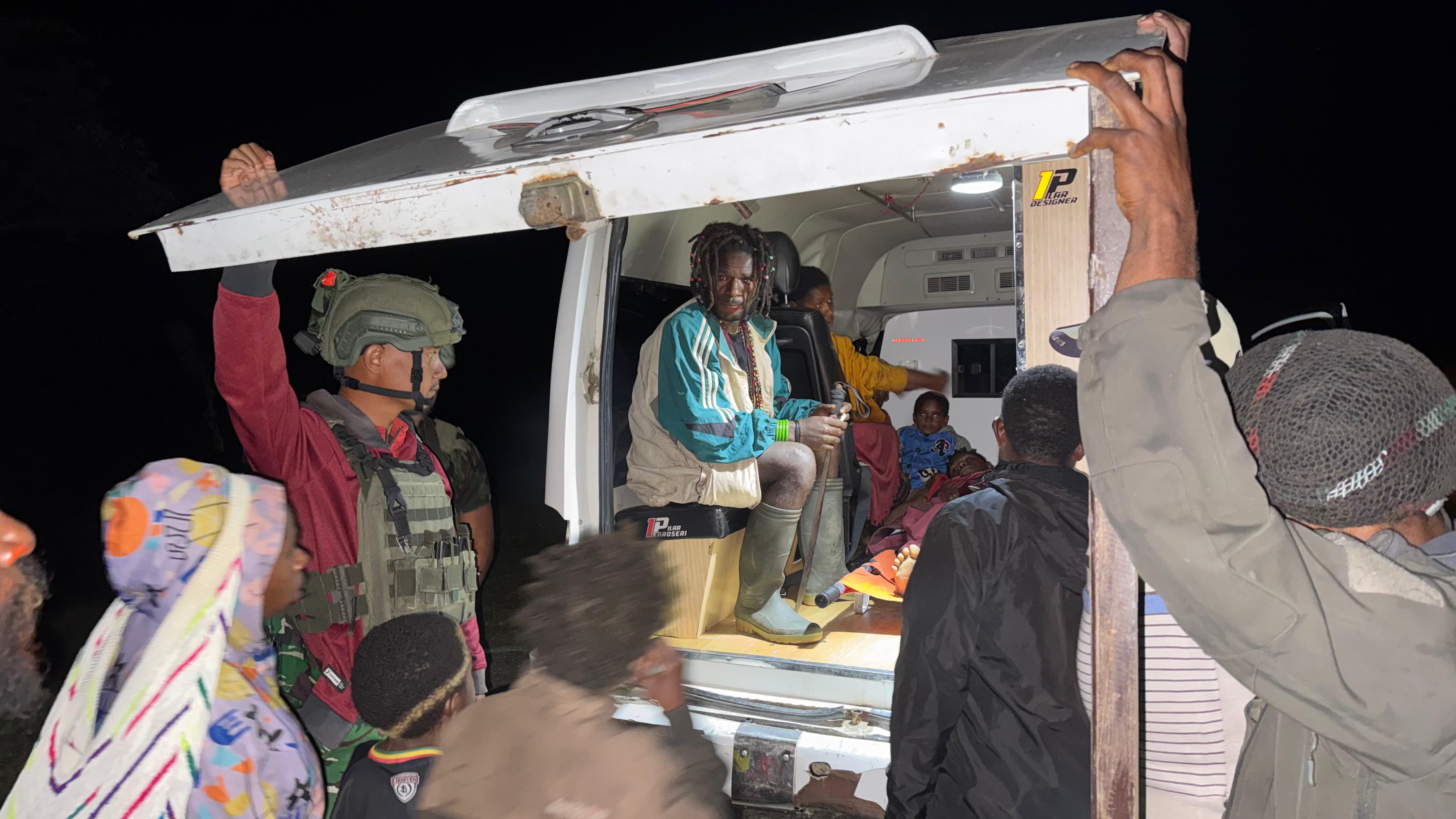 Bahu-Membahu Demi Kemanusiaan, Satgas Yonif 613/Raja Alam Evakuasi Warga Sakit di Purbalo