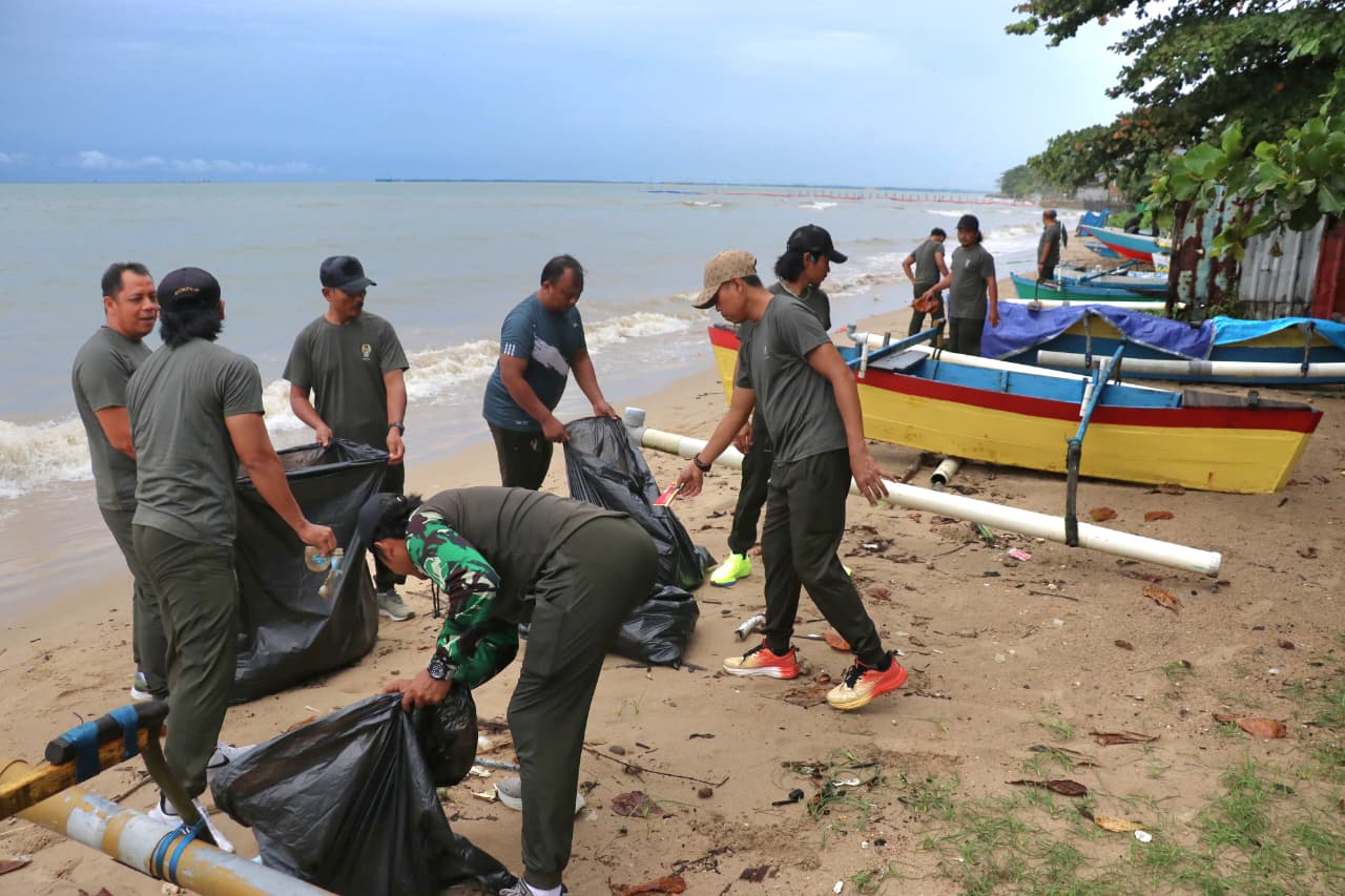 Respons Cepat Arahan Presiden, Deninteldam VI/Mulawarman "Serbu" sampah di Pantai Enggang Borneo