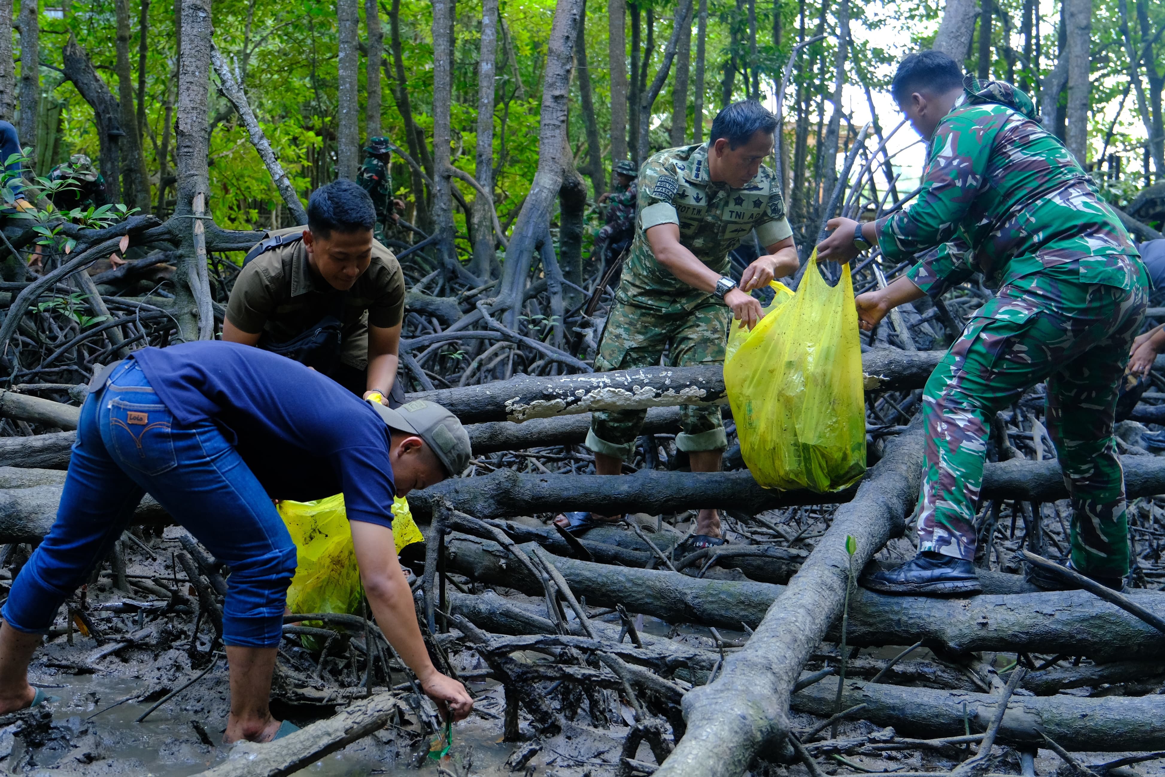 Tindak Lanjut Arahan Presiden, Pendam VI/Mlw dan Yonzipur 17/AD Bersihkan Kawasan Wisata Mangrove