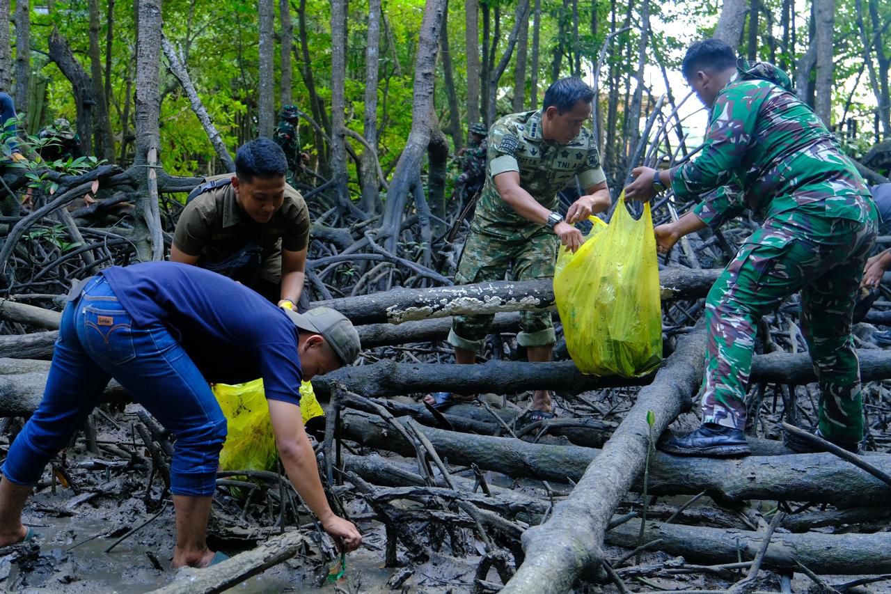 Tindak Lanjut Arahan Presiden, Pendam VI/Mlw dan Yonzipur 17/AD Bersihkan Kawasan Wisata Mangrove
