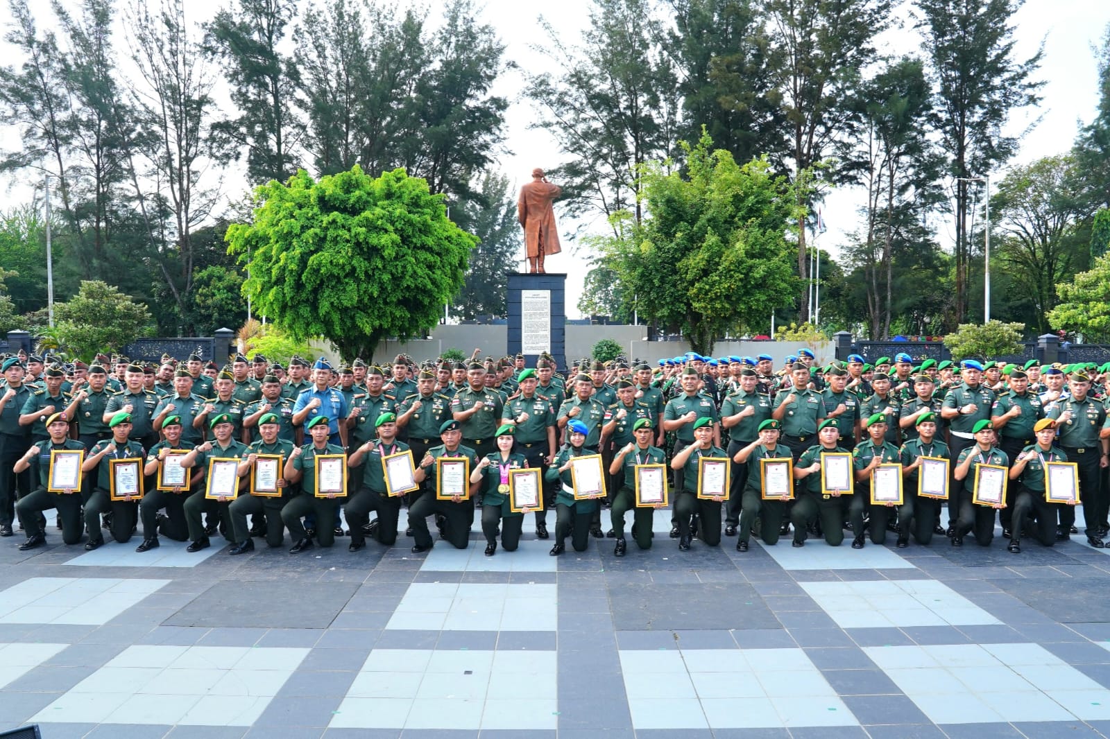 Apresiasi Prajurit Berprestasi, Pangdam VI/Mulawarman Berikan Penghargaan