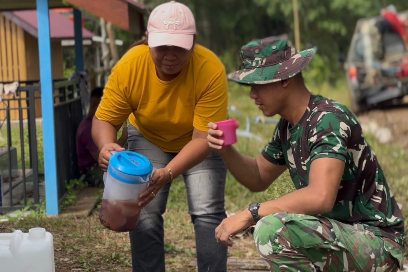 Seteguk Air, Sejuta Makna: Kedekatan Warga dan TNI di Lokasi TMMD