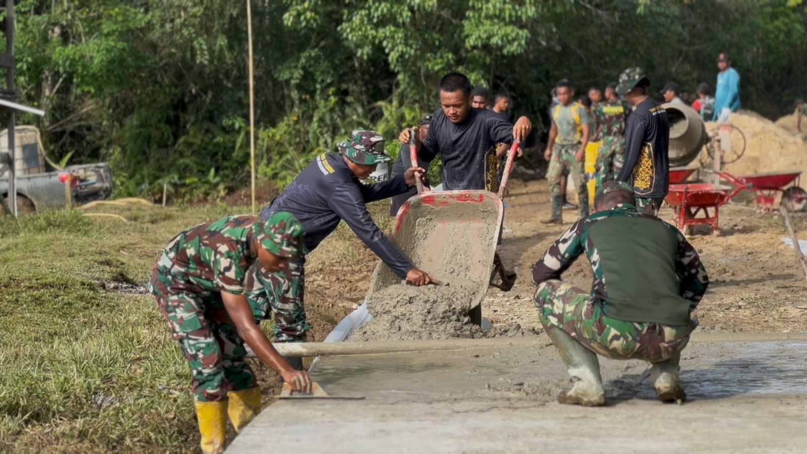 Dan SSK Kapten Inf Firdaus Turun Langsung Bantu Semenisasi Jalan di Kampung Linggang Amer