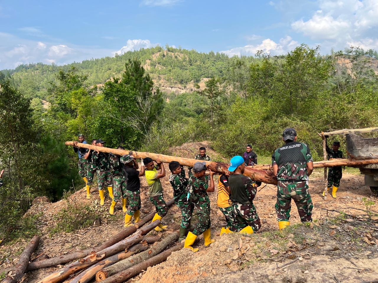 Prajurit Yonzipur 17/AD Bangun Jembatan Darurat Kala Ili, Putus Keterisolasian Lima Desa di Aceh Tengah