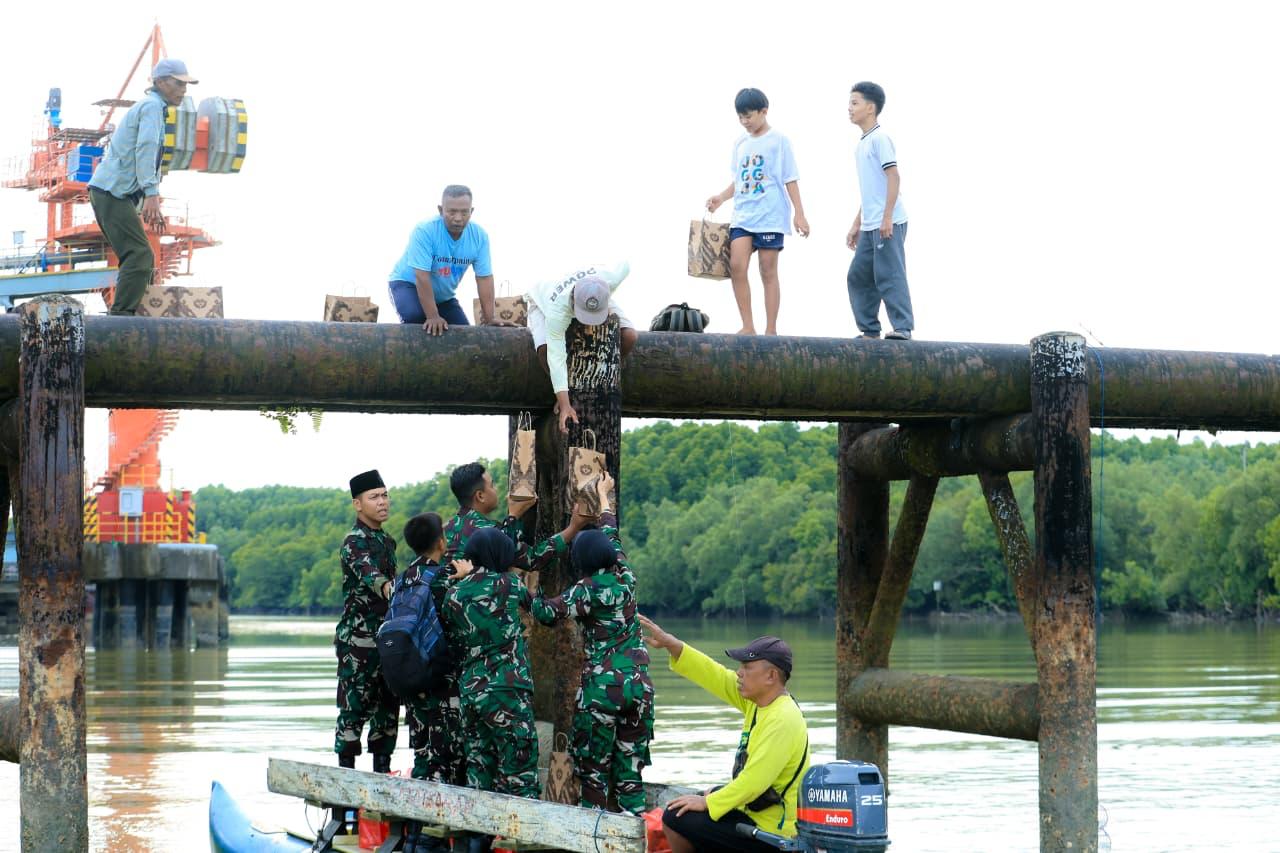Susuri muara sungai, Prajurit Kodam VI/Mlw Berbagi Kebahagiaan Ramadhan dan Lestarikan Alam