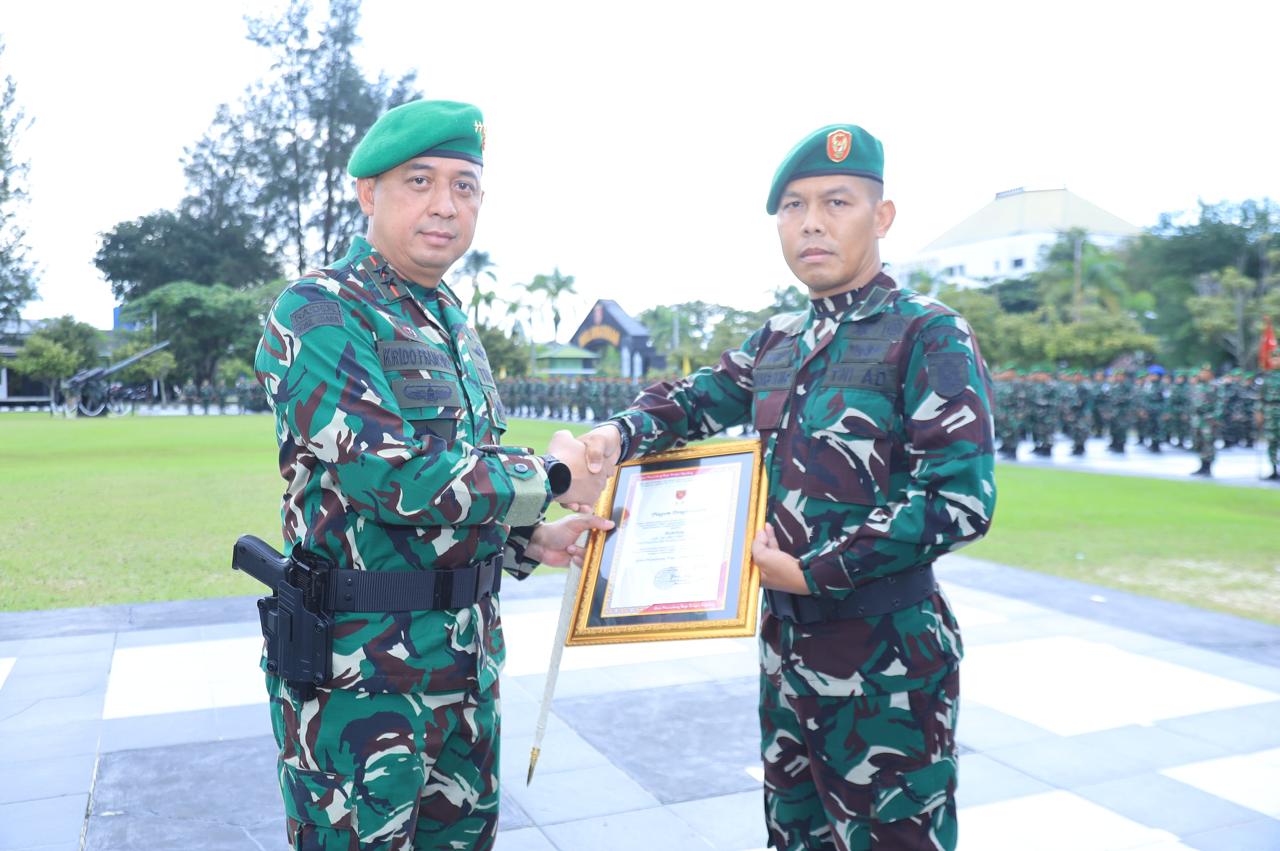 Pangdam VI/Mulawarman Beri Penghargaan Bagi Prajurit Berprestasi: "Kalian Adalah Kebanggaan!"