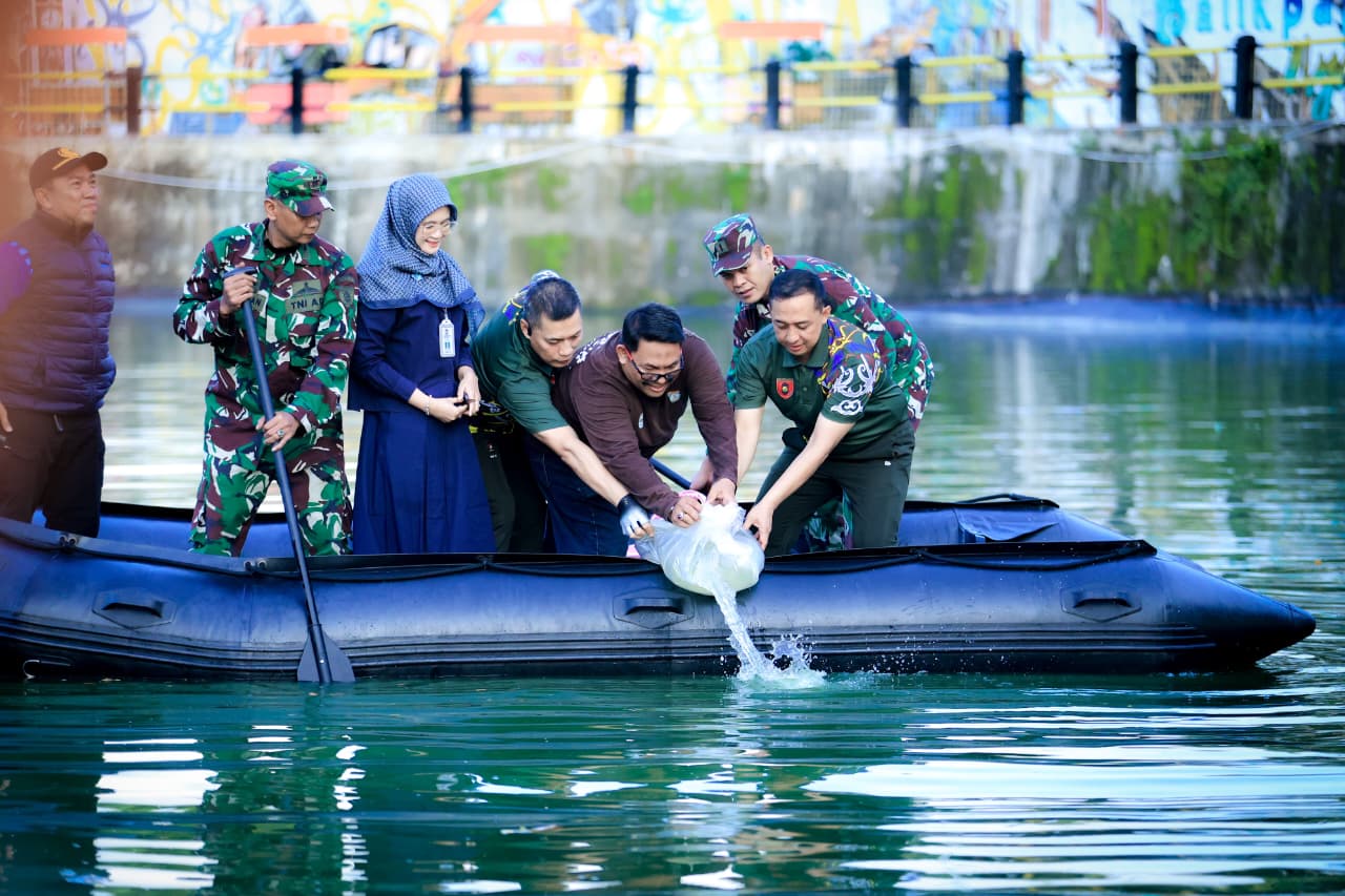 Wujudkan Program "Bersatu Dengan Alam", Pangdam VI/Mulawarman Lepas Ribuan Benih Ikan di Waduk Telagasari