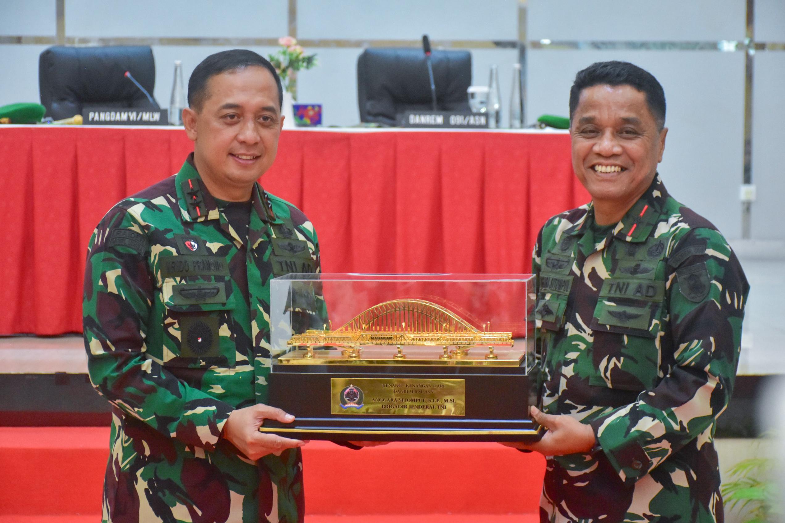 Pangdam VI/Mlw Kunjungi Makorem 091/ASN: Tekankan Keimanan dan Disiplin Prajurit