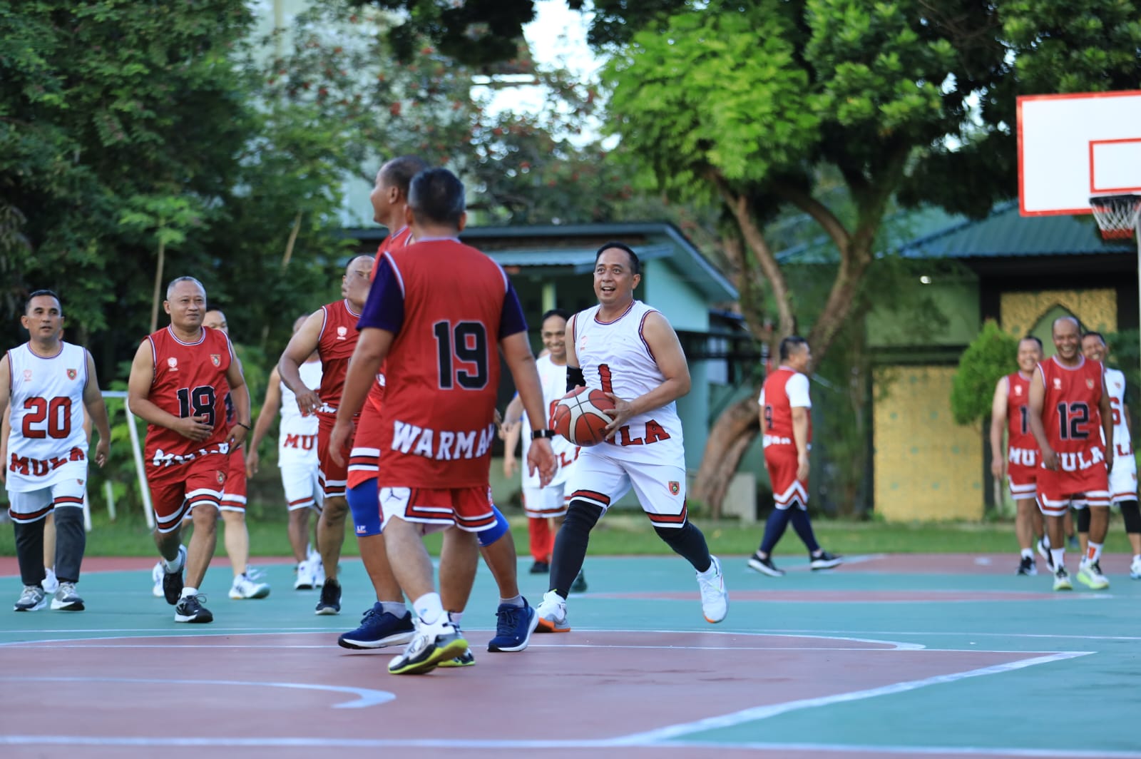 Tak Kenal Sekat Pangkat, Pangdam VI/Mulawarman Bangun Soliditas Lewat Basket Bersama Prajurit