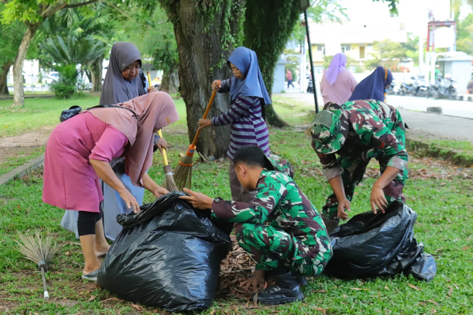 Karya Bakti TNI Bersama Masyarakat Warnai Peringatan HUT ke-68 Kodam VI/Mulawarman