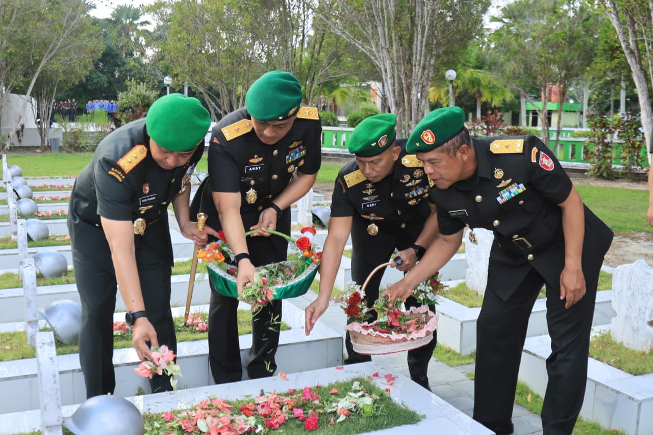 Peringati HUT ke-68, Pangdam VI/Mulawarman Pimpin Ziarah Rombongan di TMP Dharma Agung Balikpapan