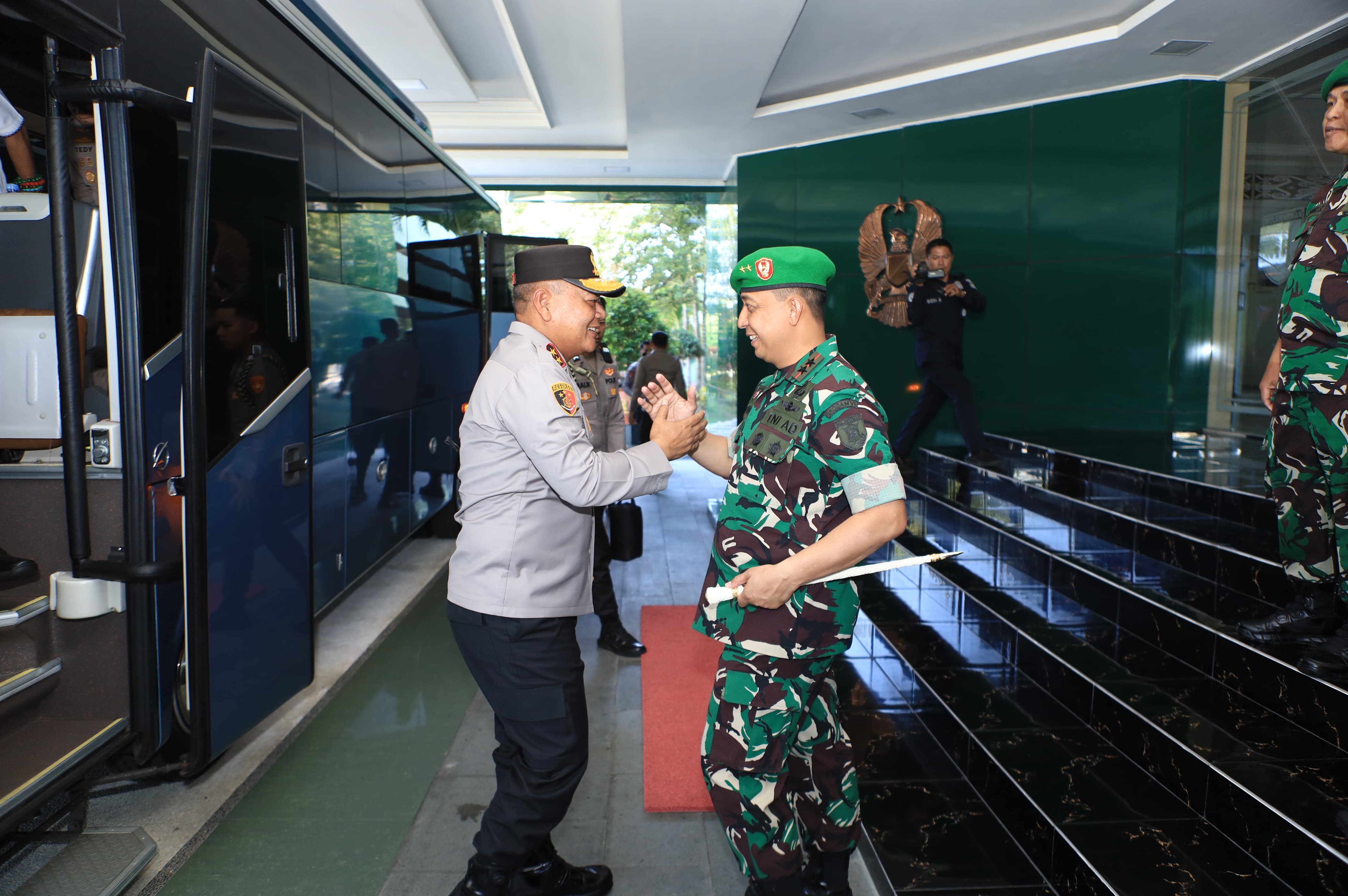 Sinergi Tanpa Batas! Pangdam VI/Mulawarman Sambut Hangat Kunjungan Silaturahmi Kapolda Kaltim