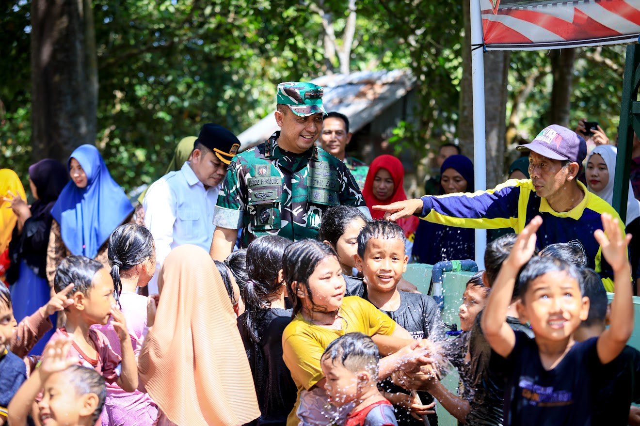 Derai Syukur di Ujung Kemarau, Pangdam Tinjau Sumur Bor Program TNI Manunggal Air Bersih di Lamaru