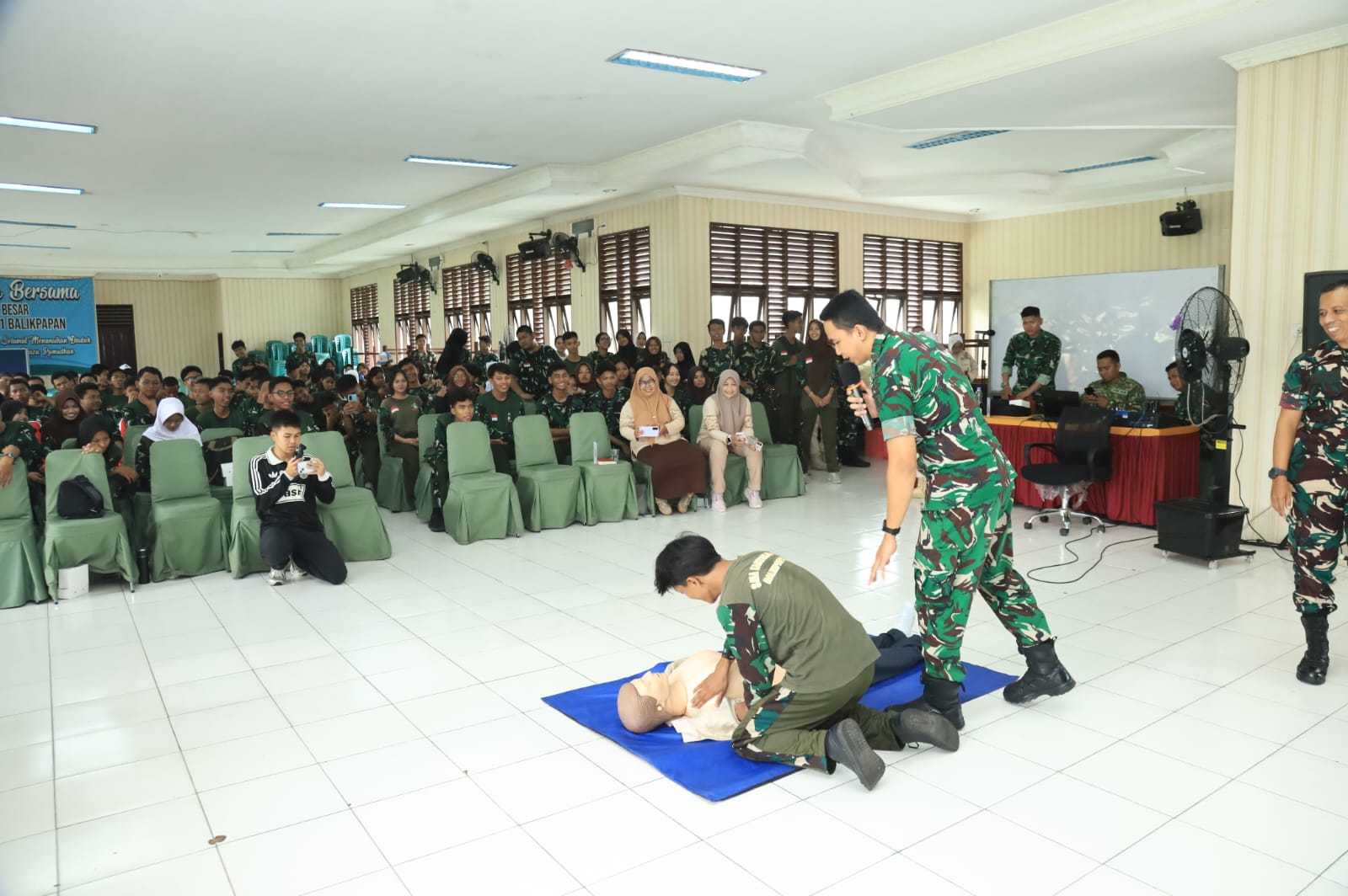 Aksi Nyata Generasi Muda Gemilang: Rumah Sakit Tentara Dr. R. Hardijanto Balikpapan Bekali Ratusan Siswa Keterampilan Penyelamat Jiwa di HUT ke-81 TNI
